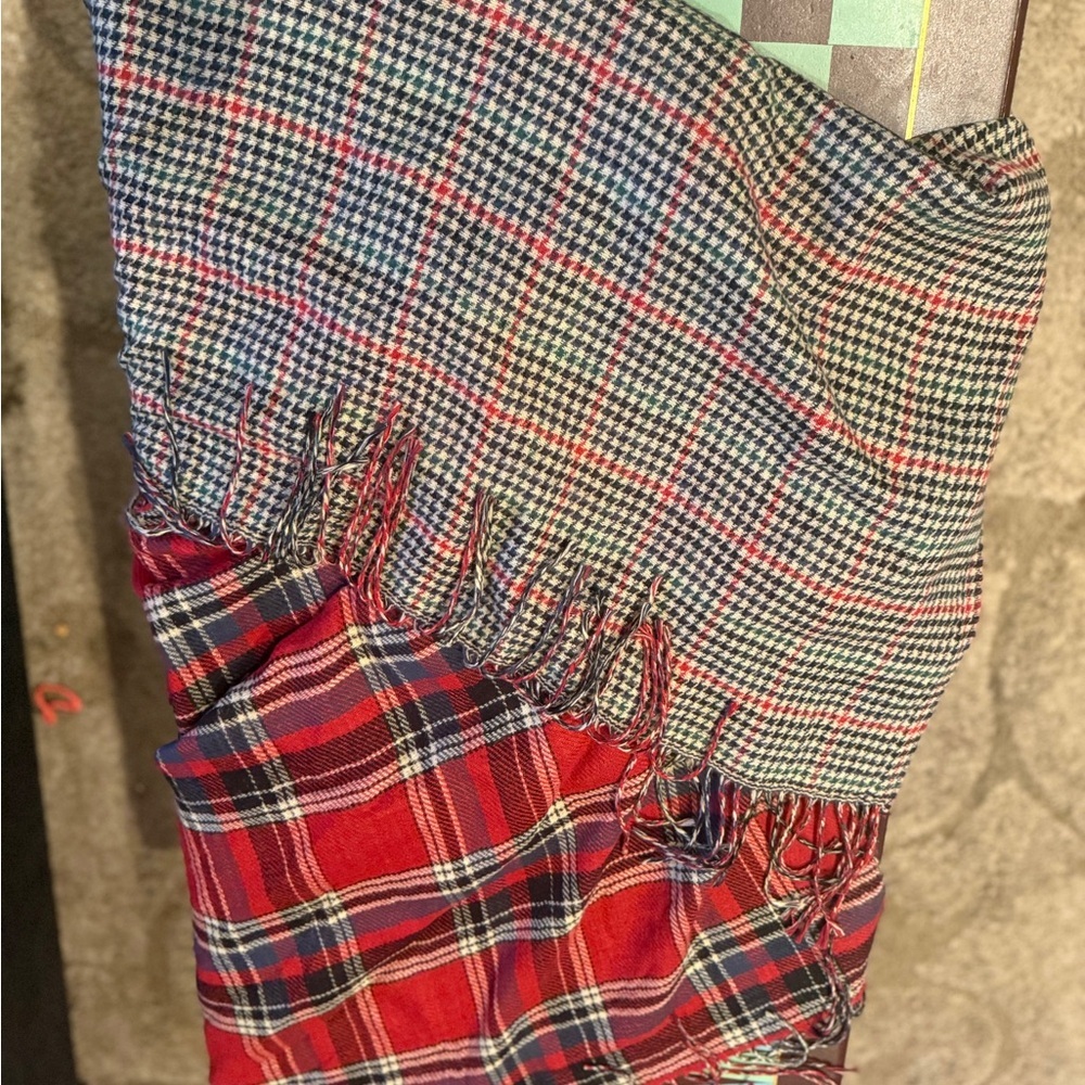 D&Y Blanket Scarf Reversible Double Patterned 70”x32” - Picture 4 of 4